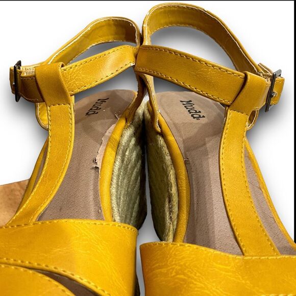 Mudd Yellow Wedge Sandals - Picture 13 of 14